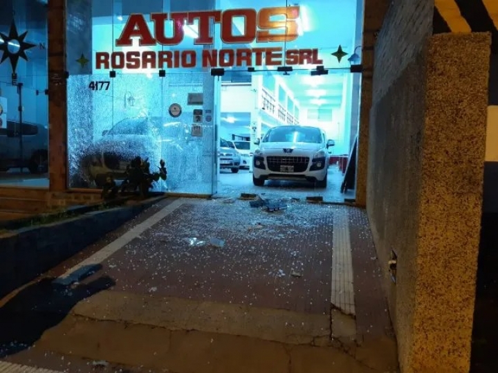 Rosario: le balearon la concesionaria por no pagar los 25 mil dólares que le pidieron para poder trabajar