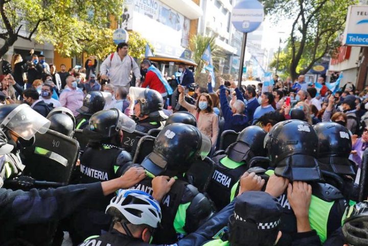 Tucumán: Violentos incidentes en la movilización en repudio a la visita de Alberto Fernández 