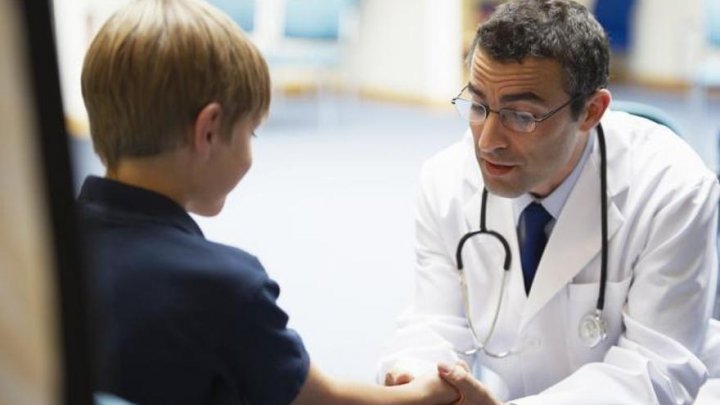 Lo obligan a atender en 10 minutos cuando se necesitan 40 y decidió dejar de ser medico pediatra por problemas económicos