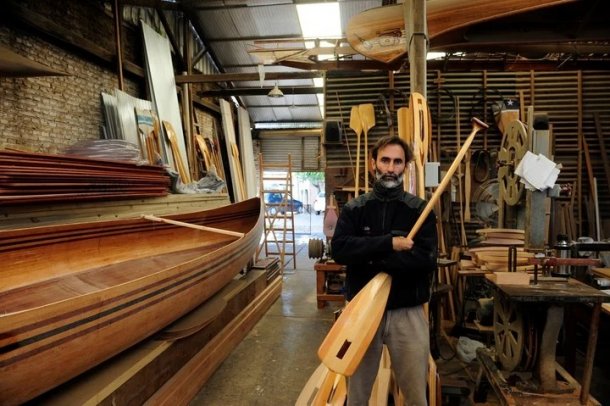 Sueños, pasión y aventura: Un carpintero construye la canoa más grande del país para viajar al Sur
