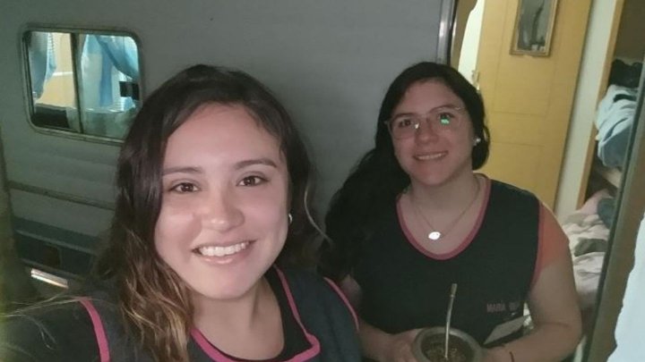 Sueñan con recibirse de maestras y viven en una casilla rodante cerca de la facultad para poder estudiar