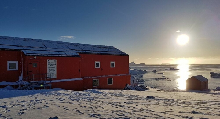 La Antártida tiene la única escuela que da clases presenciales: “Suspendemos solo en caso de temporal”