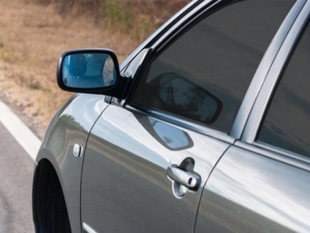 Atención conductores: tener el vidrio polarizado del auto es una infracción de tránsito