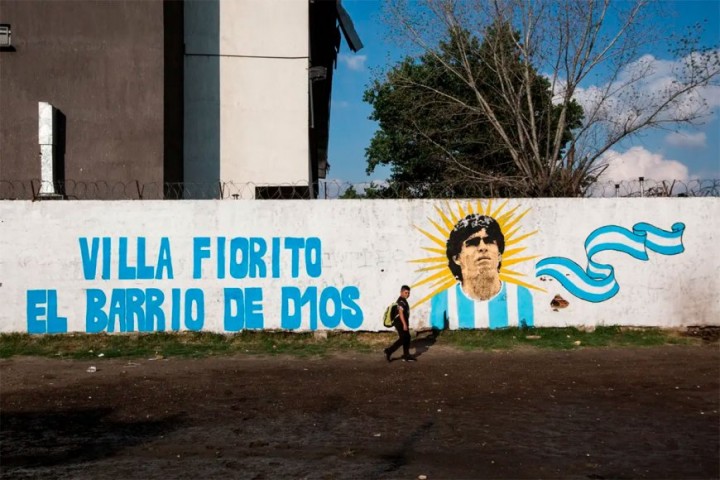 Cansados de la inseguridad: vecinos de Fiorito saltan un muro para ir a trabajar sin que les roben