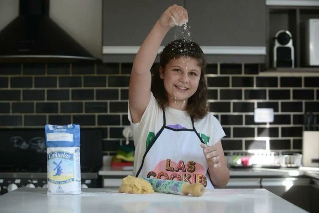 Tiene 12 años, venció al cáncer infantil y hace galletitas y dulces para ayudar a los niños
