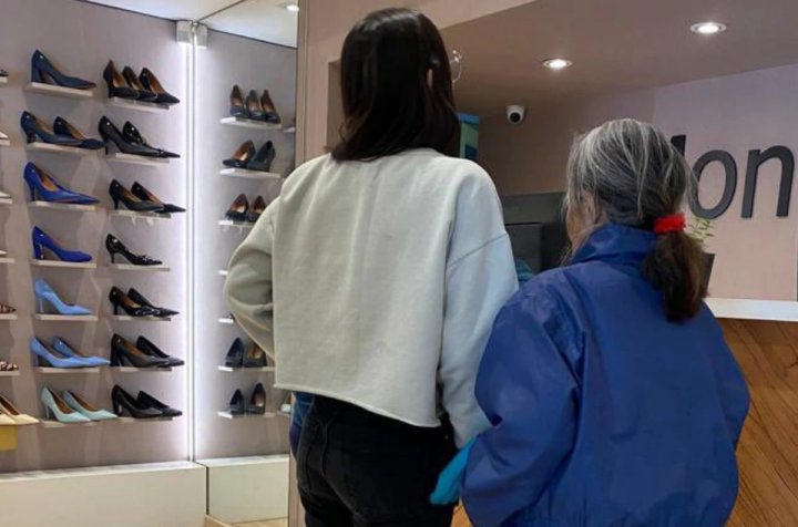Solidaridad y emoción en un comercio: una jubilada tenía la tarjeta vencida y le regalaron las zapatillas