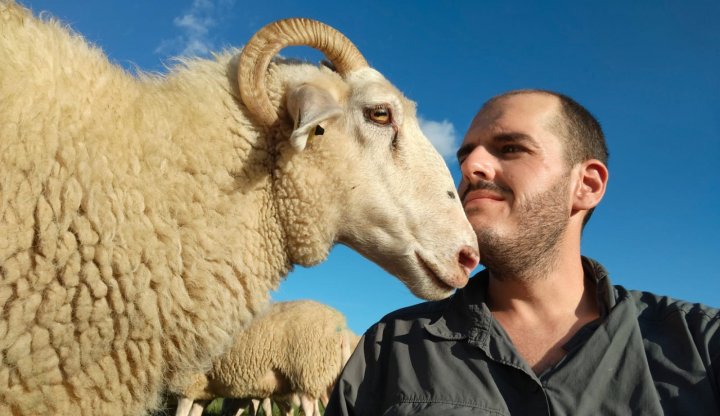 Es sanjuanino, pero hace tres años trabaja en un tambo caprino en Nueva Zelanda
