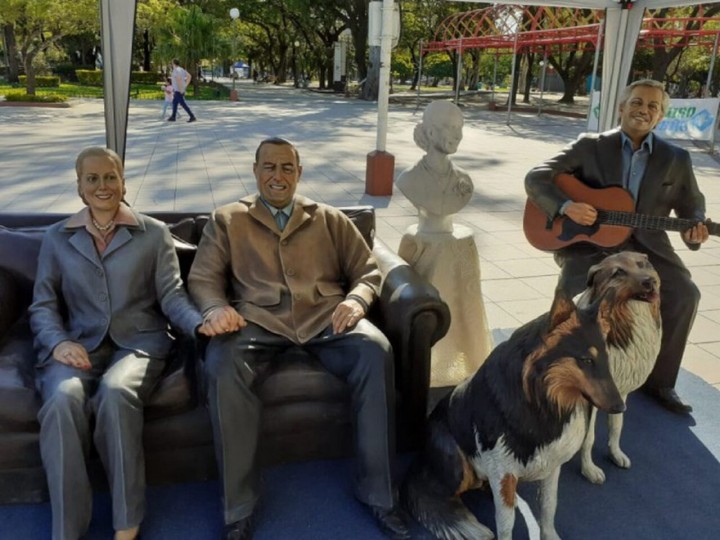 Instalaron una polémica estatua en Formosa en la que aparecen hasta Dylan y Prócer, los perros de Alberto Fernández