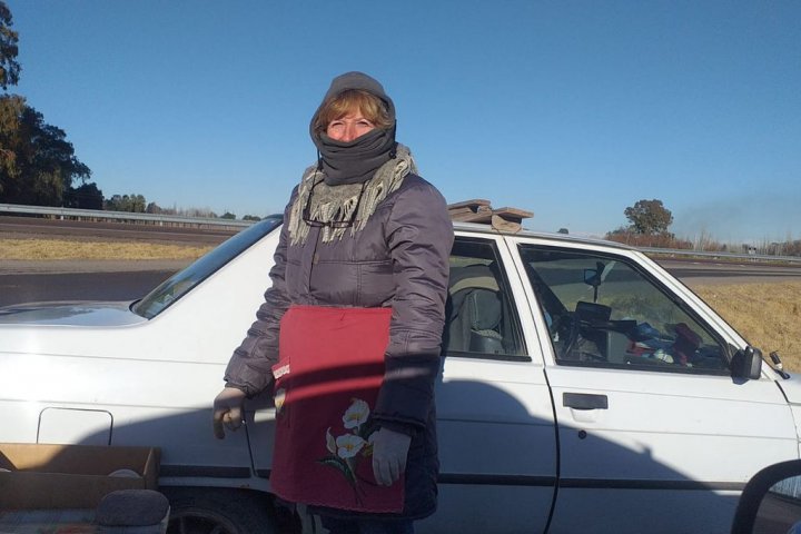 No le alcanza la jubilación y se levanta a las 4 de la mañana para vender café en la ruta