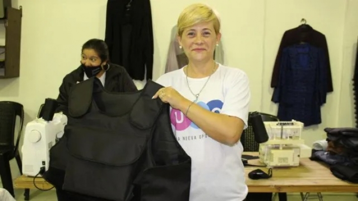 Una precandidata a concejal en Rosario reparte chalecos antibalas: &quot;Nos sentimos totalmente desprotegidas&quot;
