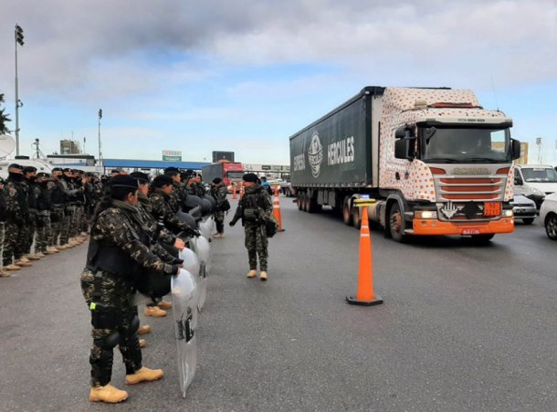 Los transportistas advierten que habrá desabastecimiento: "Nos dejan sin combustible para exportarlo y que entren dólares"