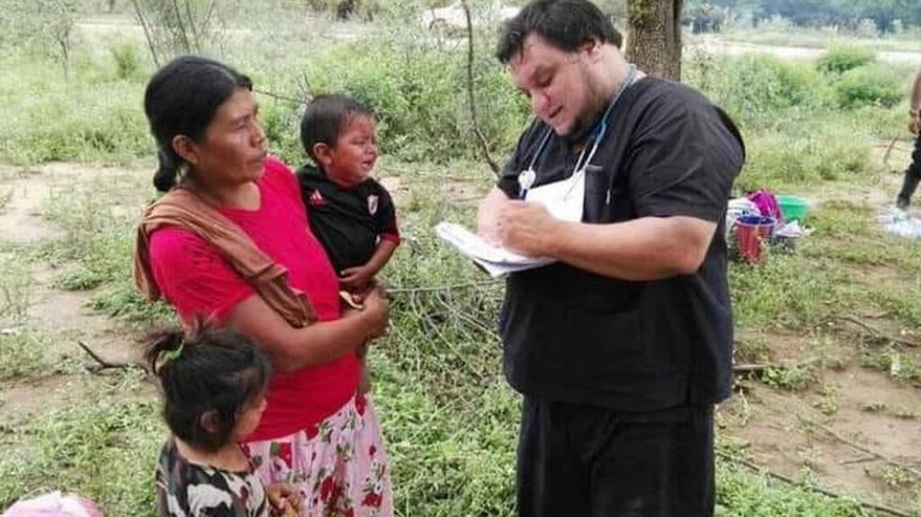 Se recibió de médico en Córdoba y decidió instalarse en Santa Victoria Este para ayudar gratis a los que más lo necesitan