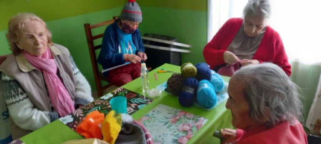 My Hogar: el lugar donde viven personas de entre 80 y 88 años que tejen gorros para venderlos y festejar sus cumpleaños