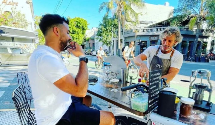 Teo Aguer, adaptó su bici y vende cafés especiales en la calle: “Trabajo de lo que me gusta porque es la única manera de que me vaya bien&quot;