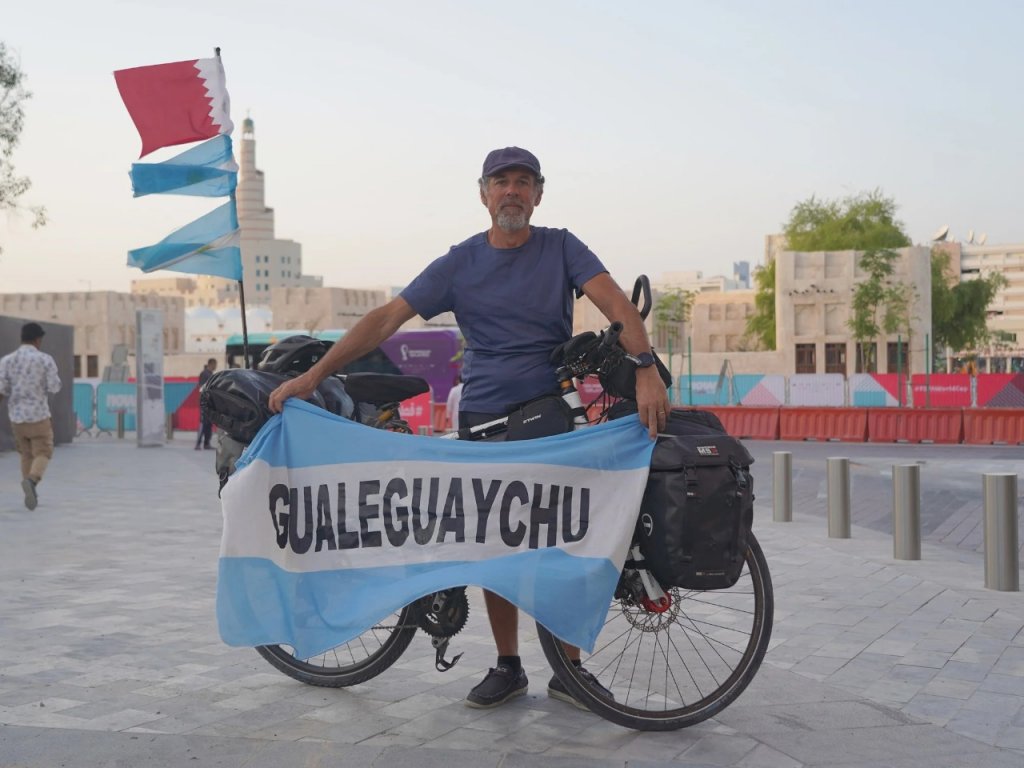Miguel Silio, el argentino que hizo 10 mil kilómetros en bicicleta para ver a la Selección en el Mundial de Qatar