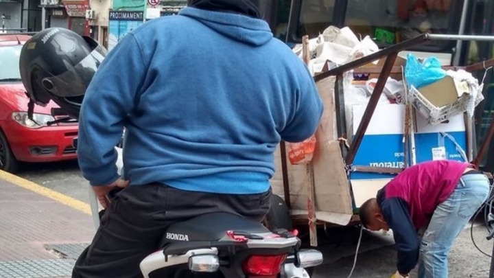 El motoquero que le dio sus zapatillas a un chico en situación de calle