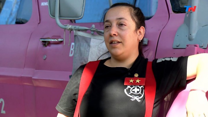 La historia de Jennifer Maceiro, la bombera voluntaria que hizo pintar de rosa la autombomba del cuartel