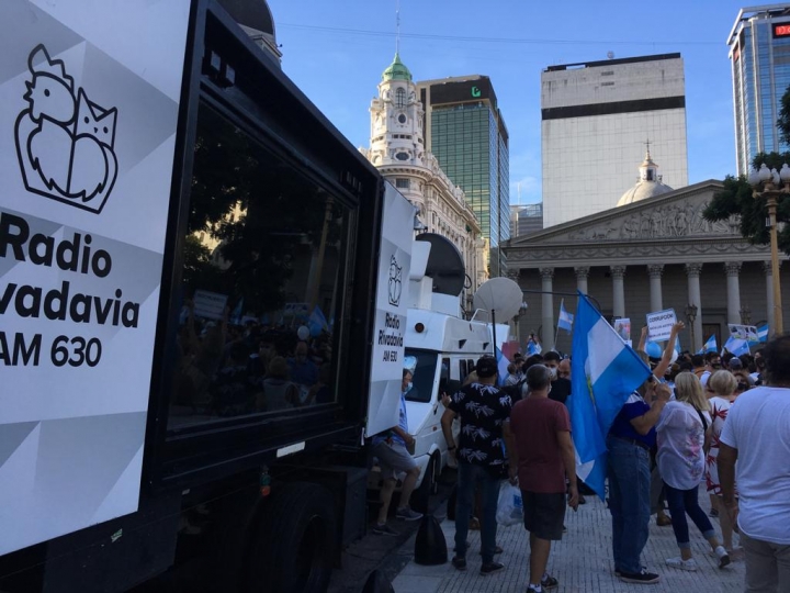 Banderazo contra el Gobierno por los vacunatorios Vip en Plaza de Mayo y varios puntos del país