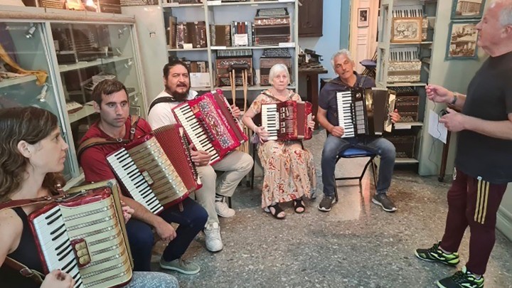 Aida Anconetani: &quot;Los acordeones acompañaron la música del litoral desde sus comienzos&quot;