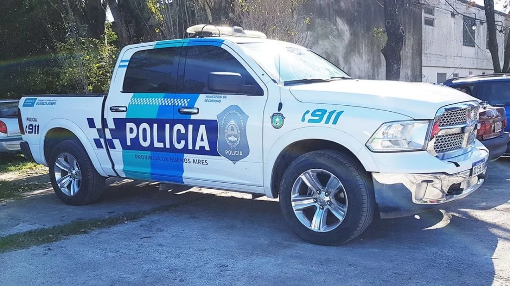 Bernal: Arrojaron al río una camioneta de policía con una oficial adentro -  Radio Rivadavia AM630