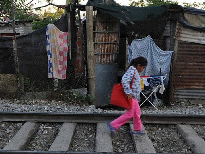 Insólito: el Estado ayudó a familias a que hagan edificaciones sobre las vías del tren