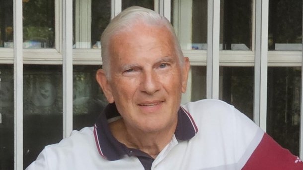 Sergio Petrone, medico cirujano, y es el coleccionista mas grande de hojitas de afeitar de la Argentina en el mundo.