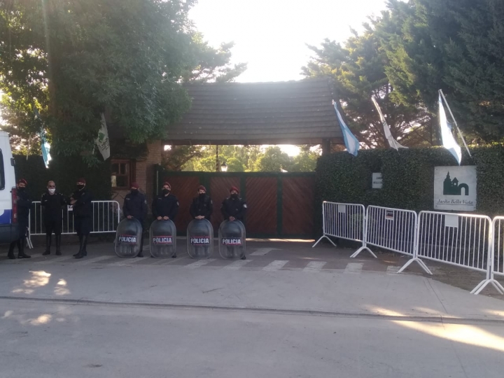 Fuerte operativo policial para evitar la entrada de fanáticos de Maradona al cementerio de Bella Vista