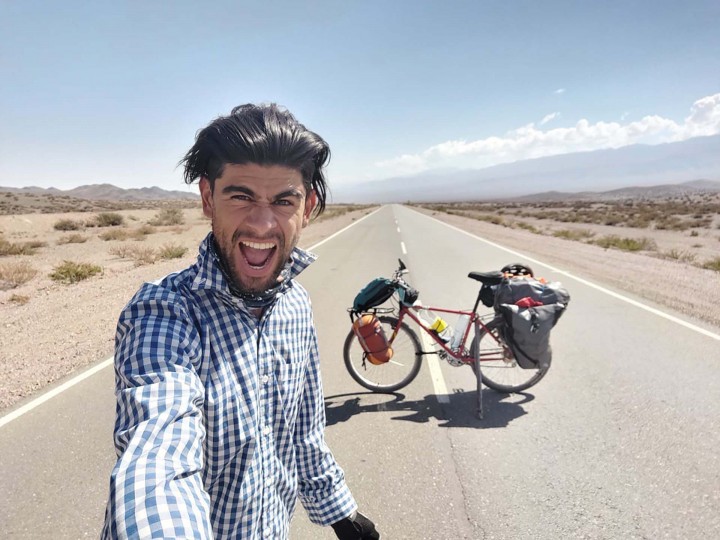 Dejó el aula para enseñar geografía recorriendo la zona de Cuyo en bicicleta: sube contenido a su canal digital