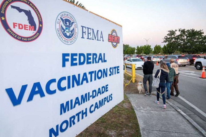 El alcalde de North Miami Beach pidió disculpas por ofrecer vacunar a turistas