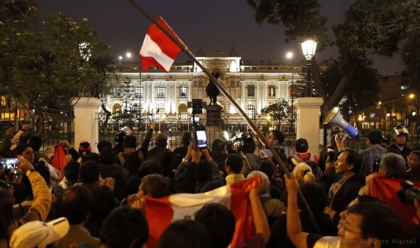 Crisis institucional en Perú: "La gente pide la renuncia del actual presidente y el cierre del congreso"