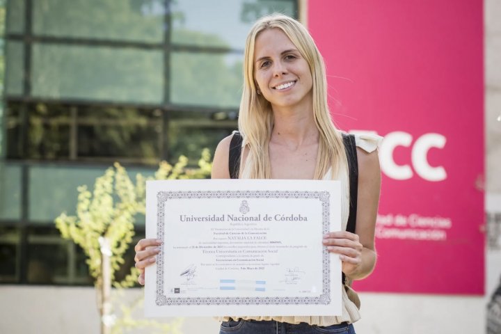 Se sobrepuso a una grave enfermedad y se recibió de la carrera mientras hacia quimioterapia