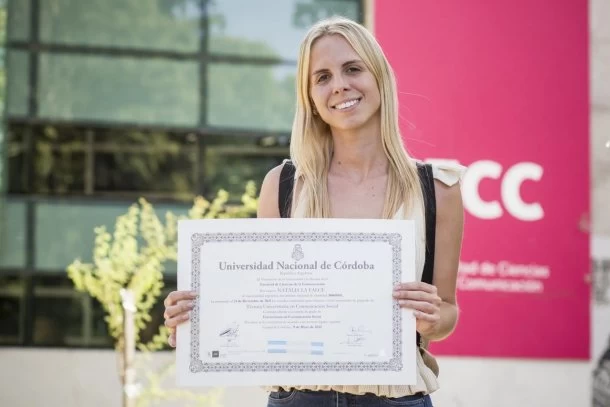 Se sobrepuso a una grave enfermedad y se recibió de la carrera mientras hacia quimioterapia