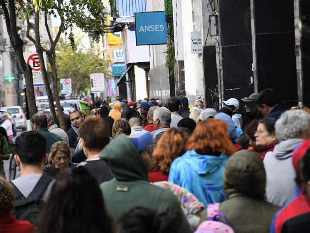 Largas filas por el Refuerzo Alimentario: "Lo quiero para pagar los impuestos"