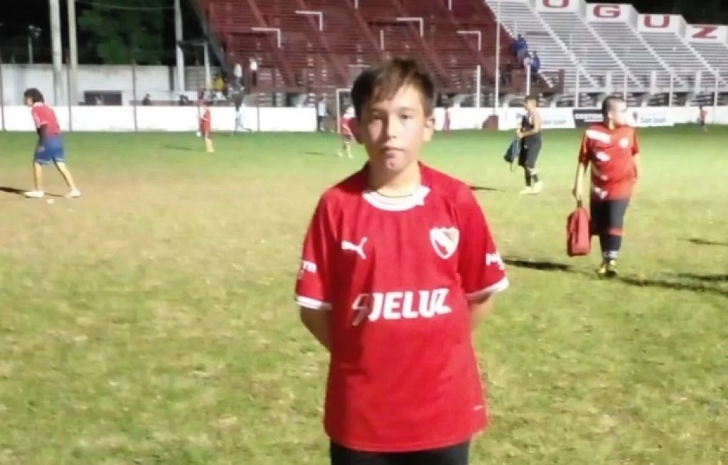 Pedro vendió sus botines a 5000 pesos para aportar a la colecta de Santi Maratea para Independiente: “No puedo dejar en banda al Rojo”