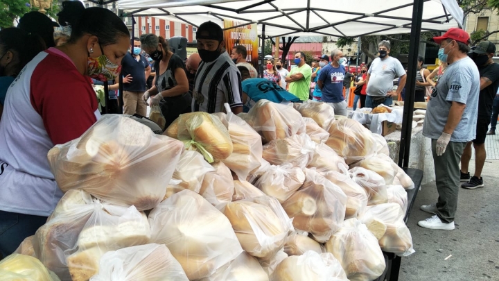 Once: panaderos regalan más de 1.000 kg de pan como protesta hacia el Gobierno