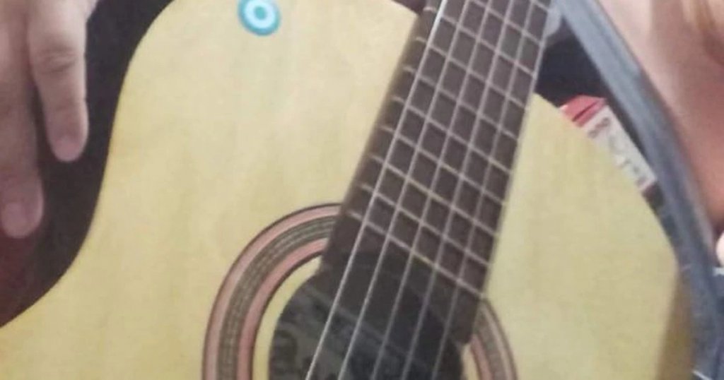 Comodoro Rivadavia: le robaron la guitarra que le regaló su padre antes de morir