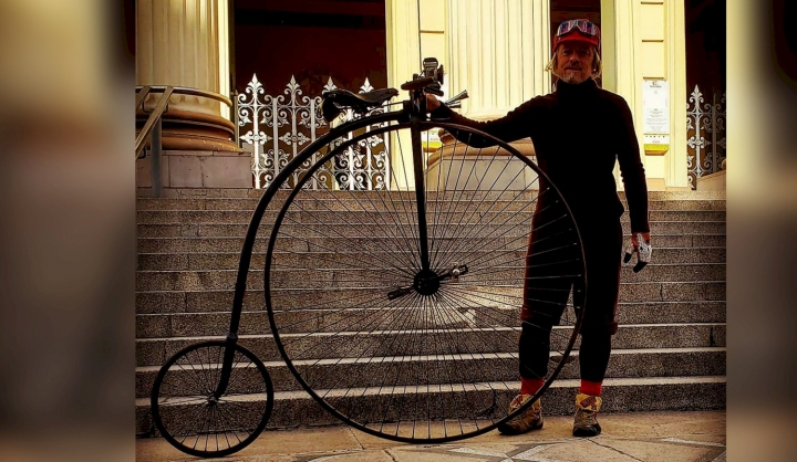Un vecino de La Plata se pasea por la ciudad con una bicicleta de 1870