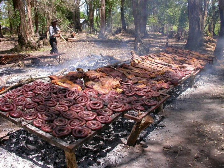 Organizan un asado en respuesta al cura que no quiere votantes de Milei en su comedor: “Si votaron a Massa también pueden venir”
