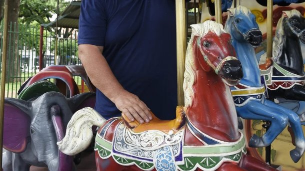 Trabaja hace 57 años como calesitero: "He visto pasar tres generaciones"