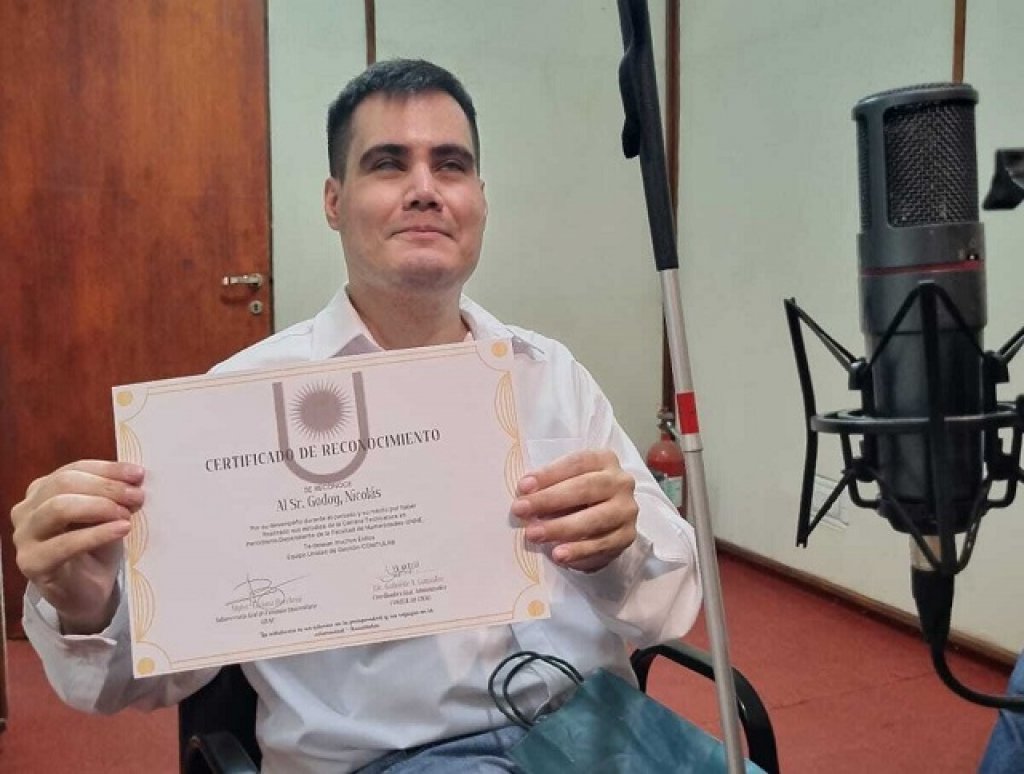Nicolás Godoy, el joven que se quedó ciego a los 20 años y se recibió de periodista: “La fuerza me la dio las ganas de terminar la carrera”