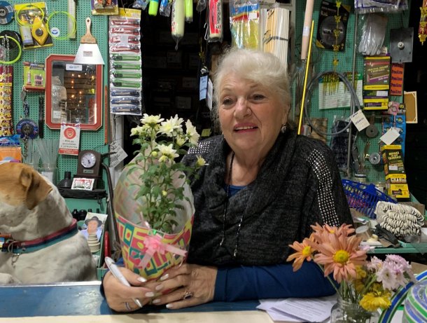 La historia de la vecina de Lanús que festejó los 70 años de su ferretería y se hizo viral