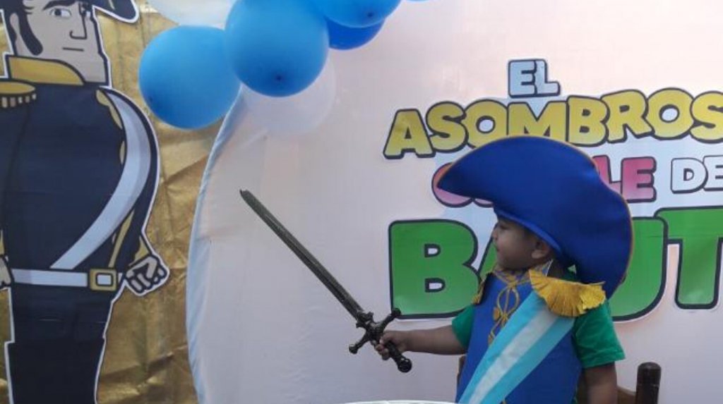 Un niño de tres años se disfrazó de San Martín para festejar su cumple