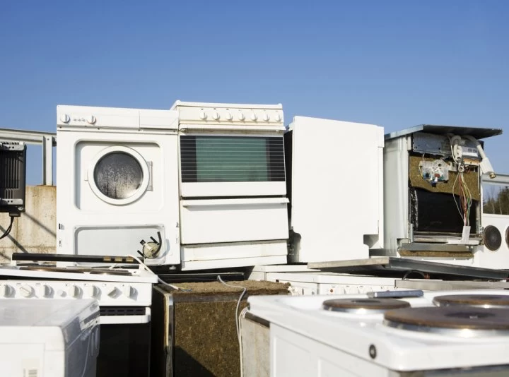 Conmovedor: arregla electrodomésticos con sus hijos y los regala a los más vulnerables