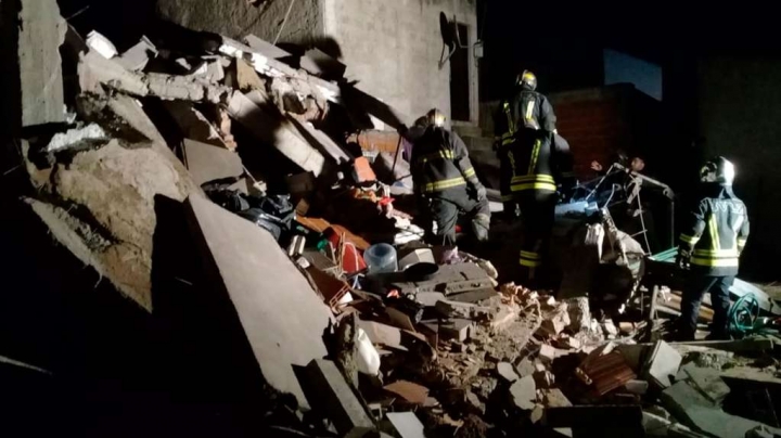 Murieron dos personas por el derrumbe de dos viviendas en Lomas de Zamora