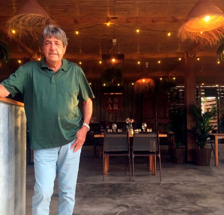 Fue un destacado futbolista y fundó la pizzería que se transformó en el búnker de Maradona en Barcelona