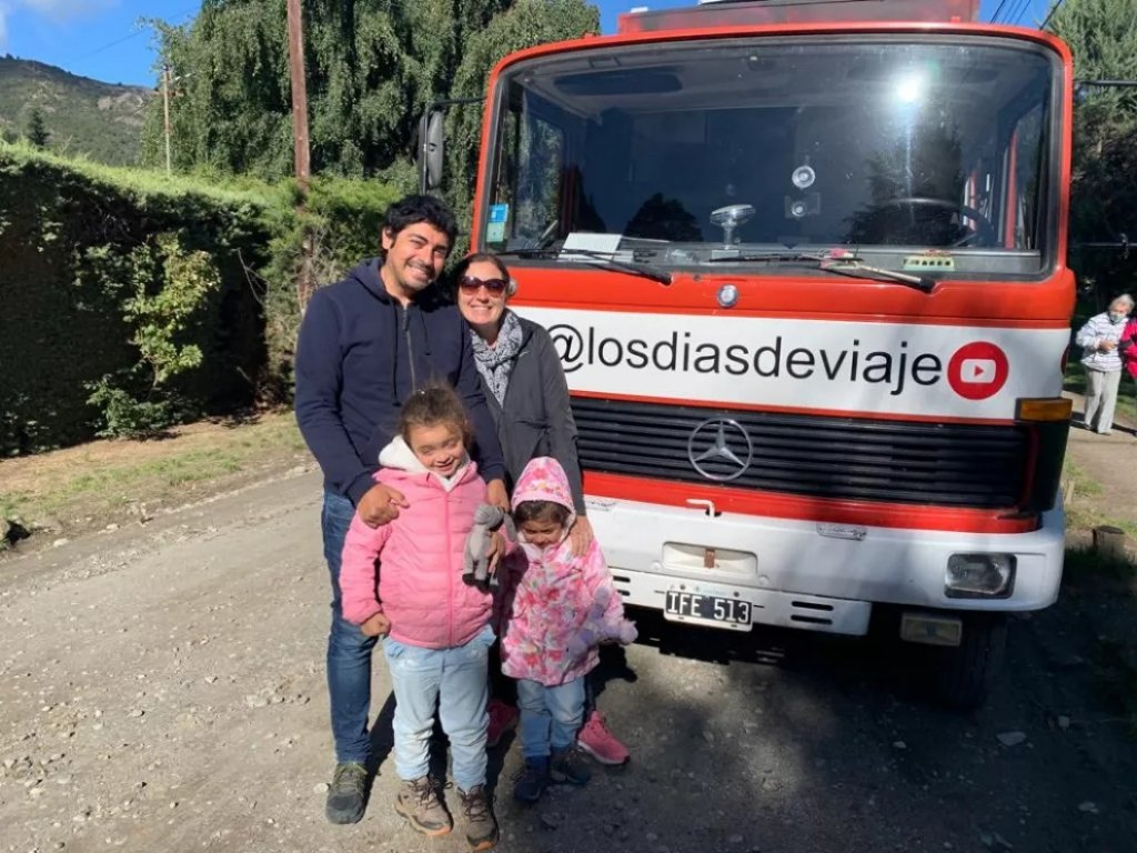 Adaptaron un camión de bomberos y recorren en familia los paisajes de Argentina