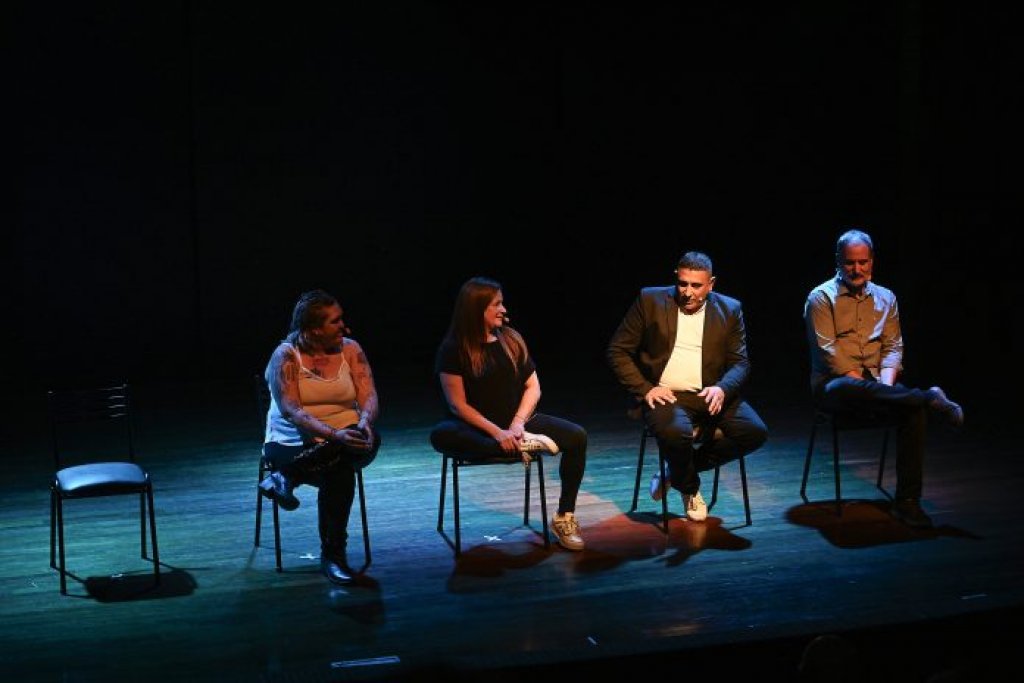 AMIA presenta “La silla vacía”, una experiencia teatral protagonizada por familiares de las víctimas: &quot;Somos lo que decidimos recordar&quot;