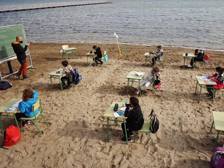 Una escuela en España cambia las aulas por la playa: “Conseguimos sacarle una sonrisa a los chicos a través de la mascarilla”