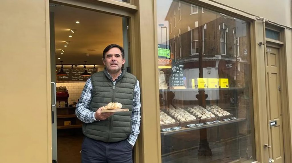 Bernardo Neville, el tucumano que triunfa en Londres vendiendo empanadas: “Mantengo los valores tucumanos, en especial con la de carne cortada a cuchillo”