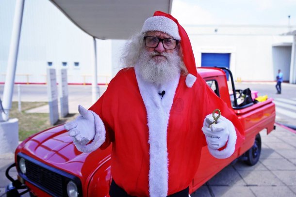 La historia del Gaucho Noel y su Renault 4 brindando felicidad en Navidad